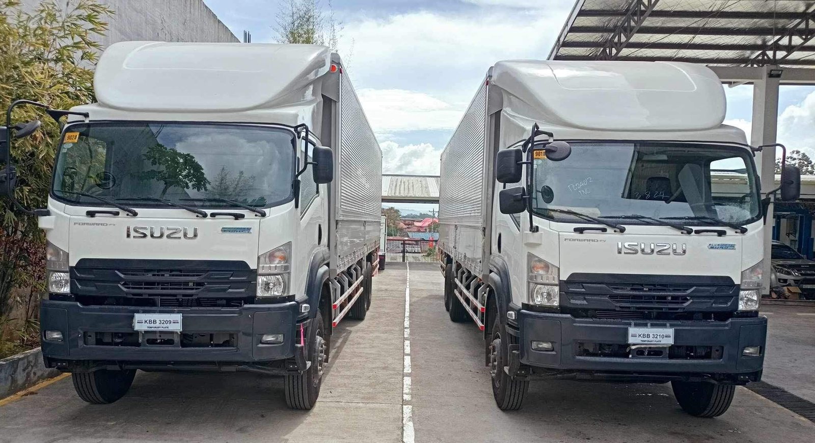 Isuzu FVM34W Wingvan 10 Wheeler