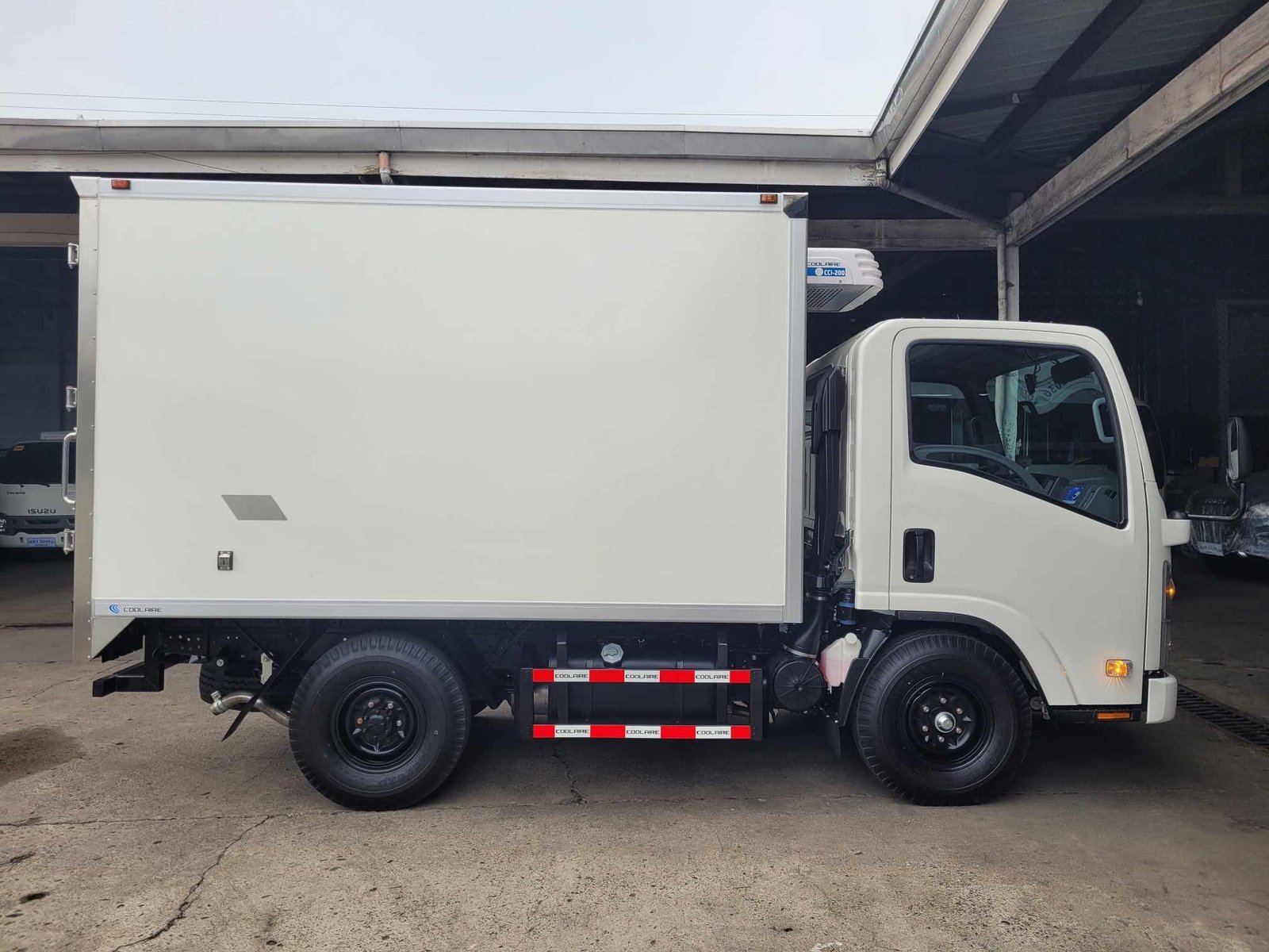 Isuzu NLR85E Chiller Van Body – field view